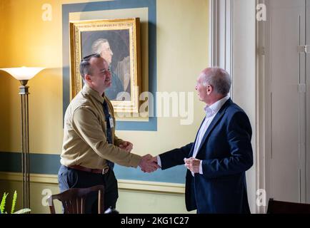 Le lieutenant-colonel Jason Barker, 48th, aumônier de l'aile Fighter, à gauche, présente une pièce de défi militaire à Alan Bookbinder, maître du Downing College, en remerciement de l'accueil des membres du programme leadership Connect, au Downing College, en Angleterre, le 21 octobre 2022. Le programme leadership Connect permet aux hauts dirigeants de rencontrer des dirigeants de différents secteurs et de voir comment ils peuvent accomplir leurs missions avec succès. Banque D'Images