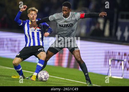 EINDHOVEN, PAYS-BAS - NOVEMBRE 18 : Pjotr Kestens du FC Eindhoven bataille pour le bal avec Glynor Plet de Telstar pendant le match néerlandais Keuken Kampioen Divie entre le FC Eindhoven et sc Telstar au stade Jan Louwers sur 18 novembre 2022 à Eindhoven, pays-Bas (photo de Joris Verwijst/Orange Pictures) Banque D'Images