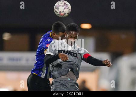 EINDHOVEN, PAYS-BAS - NOVEMBRE 18 : Mawouna Amevor du FC Eindhoven lutte pour le bal avec Glynor Plet de Telstar pendant le match néerlandais Keuken Kampioen Divie entre le FC Eindhoven et sc Telstar au stade Jan Louwers sur 18 novembre 2022 à Eindhoven, pays-Bas (photo de Joris Verwijst/Orange Pictures) Banque D'Images