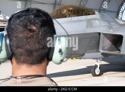 BASE CONJOINTE LANGLEY-EUSTIS, va—Un pilote du 94th Fighter Squadron, signale son chef d'équipage avant de rouler sur la piste pendant la commémoration de la bataille d'Angleterre tenue par la 1st Fighter Wing, joint base Langley-Eustis, Virginie, le 21 octobre 2022. L'événement a consisté en une répétition de la bataille dans les airs, un briefing historique et une comparaison à la fin de la journée pour voir comment les pilotes ont fait par rapport à la bataille d'Angleterre. Banque D'Images