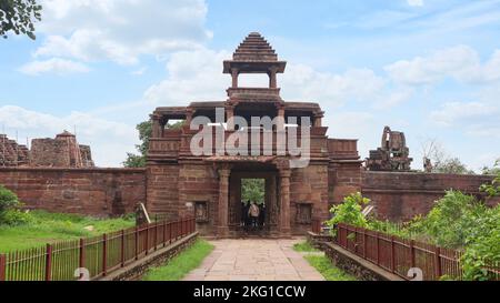 INDE, RAJASTHAN, CHITTORGARH, juillet 2022, dévot à l'entrée du temple de Mahadeva, Menal Banque D'Images