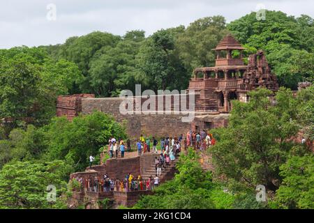 INDE, RAJASTHAN, CHITTORGARH, juillet 2022, dévot au temple de Mahadev et touristes visitant la chute d'eau, Menal Banque D'Images