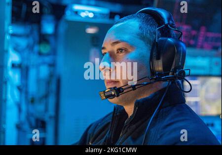 MER BALTIQUE (oct 22, 2022) Fire Controlman Aegis 2nd Class Mathew Wilson est montre dans le centre d'information de combat à bord du destroyer à missiles guidés de classe Arleigh Burke USS Roosevelt (DDG 80), 22 octobre 2022. Roosevelt est sur un déploiement prévu dans la zone des opérations de la Naval Forces Europe des États-Unis, employé par la U.S. Sixth Fleet pour défendre les intérêts américains, alliés et partenaires. Banque D'Images