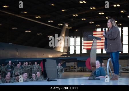 Lisa Williams, 6th intégrateur de prévention de la violence de l'escadre de ravitaillement en vol, parle lors d'une conférence téléphonique à la base aérienne de MacDill, en Floride, le 21 octobre 2022. Williams a expliqué l'importance de chercher de l'aide pour travailler par des luttes de santé mentale et des pensées suicidaires. Banque D'Images