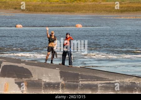 KINGS BAY, Géorgie (oct 21, 2022) technicien Sonar (sous-marins) 1st classe Nick Hanson fait des vagues à sa famille qui attend son arrivée sur le quai comme le sous-marin de missiles balistiques de classe Ohio USS Wyoming (SSBN 742)(Blue) retourne à son homeport de base sous-marine navale Kings Bay, Géorgie, suite à une patrouille de dissuasion stratégique de routine qui s'est terminée par une croisière de tigre. Les croisières sur le tigre sont l'occasion pour les marins de donner à leurs amis et à leur famille une expérience de première main de la vie en cours à bord d'un navire de mer et d'expérimenter les opérations quotidiennes du navire. La base abrite toute la côte est de l'Ohio-cla Banque D'Images