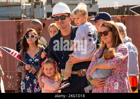 KINGS BAY, Géorgie (oct 21, 2022) Un marin stationné à bord du sous-marin de missile balistique de classe Ohio USS Wyoming (SSBN 742)(Blue) est debout avec sa famille après son retour à son homeport de la base sous-marine navale Kings Bay, en Géorgie, à la suite d'une patrouille de dissuasion stratégique de routine qui s'est terminée par une croisière de tigre. Les croisières sur le tigre sont l'occasion pour les marins de donner à leurs amis et à leur famille une expérience de première main de la vie en cours à bord d'un navire de mer et d'expérimenter les opérations quotidiennes du navire. La base abrite tous les sous-marins de classe Ohio de la côte est. Banque D'Images