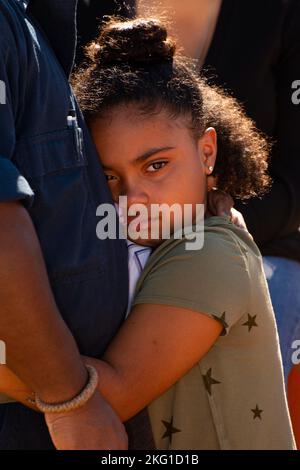 KINGS BAY, Géorgie (oct 21, 2022) Un enfant embrasse son père qui est stationné à bord du sous-marin de missiles balistiques de classe Ohio USS Wyoming (SSBN 742)(Blue) après son retour à sa base sous-marine navale homeport de Kings Bay, en Géorgie, à la suite d'une patrouille de dissuasion stratégique de routine qui s'est terminée par une croisière sur le tigre. Les croisières sur le tigre sont l'occasion pour les marins de donner à leurs amis et à leur famille une expérience de première main de la vie en cours à bord d'un navire de mer et d'expérimenter les opérations quotidiennes du navire. La base abrite tous les sous-marins de classe Ohio de la côte est. Banque D'Images