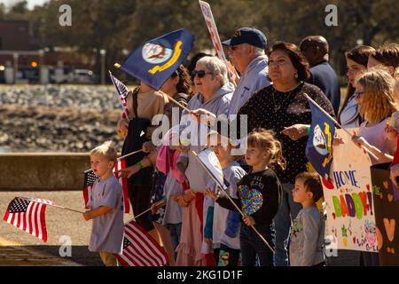 KINGS BAY, Géorgie (oct 21, 2022) les familles et les amis des marins stationnés à bord du sous-marin de missiles balistiques de classe Ohio USS Wyoming (SSBN 742)(Blue) accueillent les marins lorsqu'ils retournent à leur base sous-marine homeport of Naval Kings Bay, en Géorgie, à la suite d'une patrouille de dissuasion stratégique de routine qui s'est terminée par une croisière sur les tigres. Les croisières sur le tigre sont l'occasion pour les marins de donner à leurs amis et à leur famille une expérience de première main de la vie en cours à bord d'un navire de mer et d'expérimenter les opérations quotidiennes du navire. La base abrite tous les sous-marins de classe Ohio de la côte est. Banque D'Images