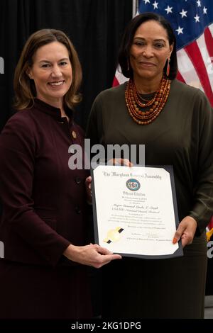 La Garde nationale du Maryland accueille la cérémonie de changement de nom et de découpe du ruban pour le Major général Linda L. Singh Readiness Center situé à Eldersburg, Maryland, le 22 octobre 2022. Le nouveau centre de préparation soutient la compagnie de police militaire 200th de la Garde nationale de l'armée du Maryland et la compagnie de quartier 729th. Banque D'Images