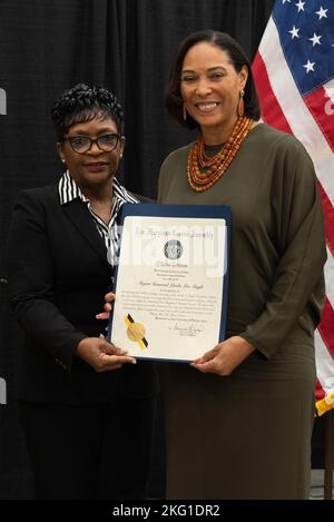 La Garde nationale du Maryland accueille la cérémonie de changement de nom et de découpe du ruban pour le Major général Linda L. Singh Readiness Center situé à Eldersburg, Maryland, le 22 octobre 2022. Le nouveau centre de préparation soutient la compagnie de police militaire 200th de la Garde nationale de l'armée du Maryland et la compagnie de quartier 729th. Banque D'Images