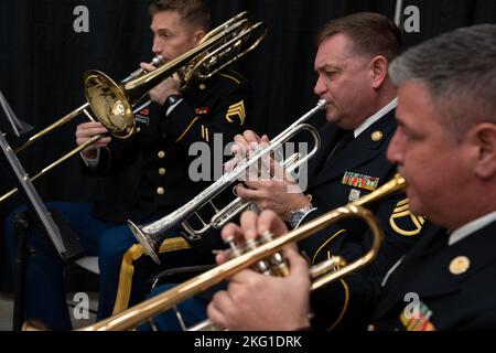 Les soldats de la bande militaire 229th de la Garde nationale du Maryland jouent alors que les participants trouvent leurs sièges avant la cérémonie de changement de nom et de coupe de ruban pour le Major général Linda L. Singh Readiness Centre situé à Eldersburg, Maryland, le 22 octobre 2022. Le nouveau centre de préparation soutient la compagnie de police militaire 200th de la Garde nationale de l'armée du Maryland et la compagnie de quartier 729th. Banque D'Images