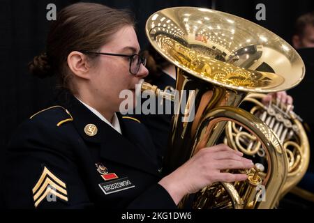 Les soldats de la bande militaire 229th de la Garde nationale du Maryland jouent alors que les participants trouvent leurs sièges avant la cérémonie de changement de nom et de coupe de ruban pour le Major général Linda L. Singh Readiness Centre situé à Eldersburg, Maryland, le 22 octobre 2022. Le nouveau centre de préparation soutient la compagnie de police militaire 200th de la Garde nationale de l'armée du Maryland et la compagnie de quartier 729th. Banque D'Images