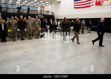 Le parti officiel dirigé par le gouverneur du Maryland Larry Hogan entre dans le cadre de la cérémonie de changement de nom et de découpe du ruban pour le Major général Linda L. Singh Readiness Center situé à Eldersburg, Maryland, le 22 octobre 2022. Le nouveau centre de préparation soutient la compagnie de police militaire 200th de la Garde nationale de l'armée du Maryland et la compagnie de quartier 729th. Banque D'Images