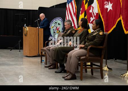 Larry Hogan, gouverneur du Maryland, parle lors de la cérémonie de changement de nom et de découpe du ruban pour le Major général Linda L. Singh Readiness Centre situé à Eldersburg, Maryland, le 22 octobre 2022. Le nouveau centre de préparation soutient la compagnie de police militaire 200th de la Garde nationale de l'armée du Maryland et la compagnie de quartier 729th. Banque D'Images