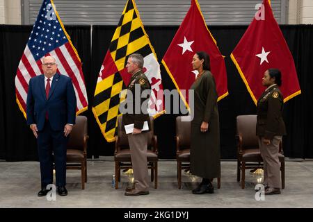 Le parti officiel se tient lors de la cérémonie de changement de nom et de découpe du ruban du Major général Linda L. Singh Readiness Centre situé à Eldersburg, Maryland, le 22 octobre 2022. Le nouveau centre de préparation soutient la compagnie de police militaire 200th de la Garde nationale de l'armée du Maryland et la compagnie de quartier 729th. Banque D'Images