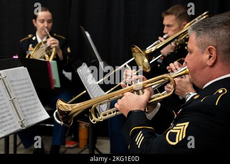 Les soldats de la bande militaire 229th de la Garde nationale du Maryland jouent alors que les participants trouvent leurs sièges avant la cérémonie de changement de nom et de coupe de ruban pour le Major général Linda L. Singh Readiness Centre situé à Eldersburg, Maryland, le 22 octobre 2022. Le nouveau centre de préparation soutient la compagnie de police militaire 200th de la Garde nationale de l'armée du Maryland et la compagnie de quartier 729th. Banque D'Images