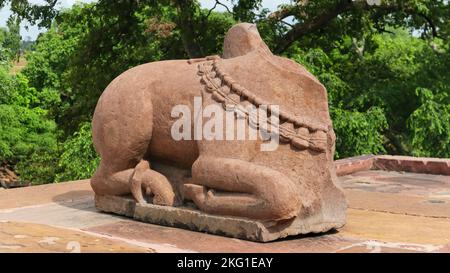 Sculpture brisée de Nandi devant le temple de Lord Shiva, Menal, Chittorgarh, Rajasthan, Inde. Banque D'Images