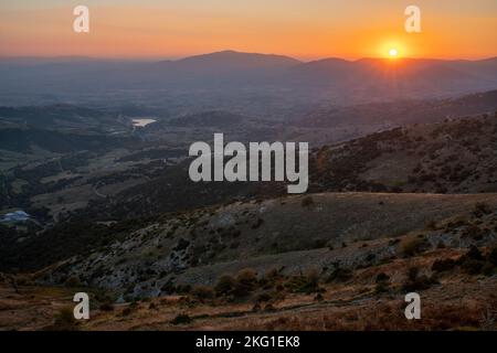 Vue sur le paysage du centre de la Grèce depuis le massif de l'Olympe au coucher du soleil Banque D'Images