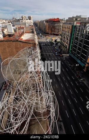 Le bâtiment de la Fondation Antoni Tapies. Vue du dessus avec la sculpture en fer (Núvol i Cádira). Carrer Aragó, Barcelone. Banque D'Images