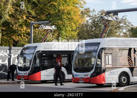 Bus électriques de la Koelner Verkehrs-Betriebe KVB à une station de charge sur Alfred-Schuette-Allee dans le district de Poll, Cologne, Allemagne. Electrobus Banque D'Images