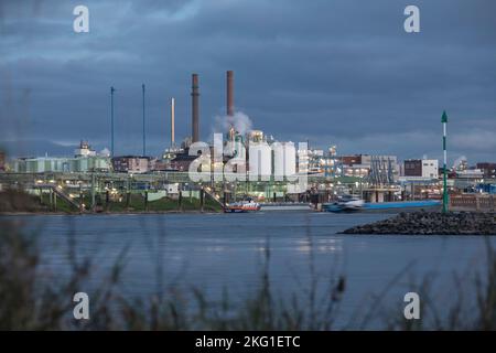 Le Chempark de Leverkusen, anciennement connu sous le nom d'usine Bayer, en raison de la crise énergétique, le logo de la grande société Bayer Cross reste éteint, Banque D'Images