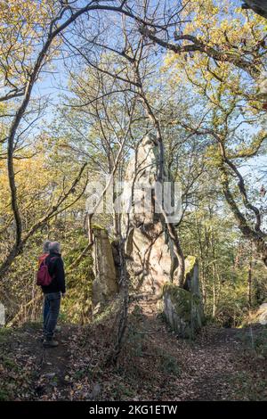 Randonneurs dans un pilier rocheux de la montagne Stenzelberg dans la chaîne de montagnes Siebengebirge près de Koenigswinter, la montagne a servi de carrière pour quartz lat Banque D'Images