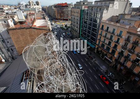 Le bâtiment de la Fondation Antoni Tapies. Vue du dessus avec la sculpture en fer (Núvol i Cádira). Carrer Aragó, Barcelone. Banque D'Images