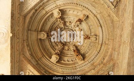 Dôme sculpté de façon très complexe sur l'une des 4 entrées du Mandir de Chaturmukha, Temple de Ranakpur Jain, Rajasthan, Inde. Banque D'Images