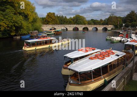 Tours en bateau ou en bateau touristique et le pont historique de Clopton (1484) au-dessus de la rivière Avon à Stratford-upon-Avon en Angleterre Banque D'Images