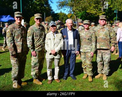 Sgt. Commandement Major Russel Price, 335th signal Command Command sergeant Major, Brig. Général Michael Dougherty, commandant général adjoint du Commandement des transmissions, 335th, lance Izumi, J.D., aide civile de la Californie au secrétaire de l’Armée, Daniel Furtado, ambassadeur de la Réserve de l’Armée de Californie, lieutenant-colonel Stephanie Lee, commandant du Bataillon des transmissions 319th, et sergent de commandement. Le major Norman Delise, commandant du service de commandement du bataillon des transmissions du 319th e année, a participé à une cérémonie de « Welcome Home » pour les soldats qui avaient été déployés au Koweït à la grande troupe de l’Université d’État de Californie, à Sacramento, en Californie, au 22 octobre 2022. ONU Banque D'Images