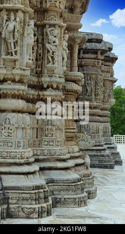 Sculpture de danseurs sur le temple Parshwanath Jain, Ranakpur, Rajasthan, Inde. Banque D'Images