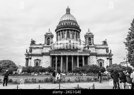 Les gens se promènent sur la place près de la cathédrale Saint Isaac, un monument à Saint-Pétersbourg, en Russie. Banque D'Images