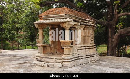 Petit temple à l'intérieur du Campus de SAS Bahu ou temple de Sahastra Bahu, Nagda, Rajasthan, Inde. Banque D'Images