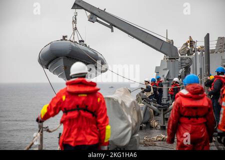 MER BALTIQUE (oct 22, 2022) les marins préparent un bateau gonflable à coque rigide (RHIB) pendant les opérations de bateau à bord du destroyer à missile guidé de classe Arleigh Burke USS Roosevelt (DDG 80), le 22 octobre 2022. Roosevelt est sur un déploiement prévu dans la zone des opérations de la Naval Forces Europe des États-Unis, employé par la U.S. Sixth Fleet pour défendre les intérêts américains, alliés et partenaires. Banque D'Images