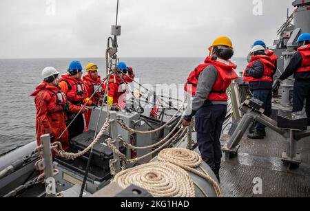 MER BALTIQUE (oct 22, 2022) des marins effectuent des opérations en bateau à bord du destroyer à missiles guidés de la classe Arleigh Burke USS Roosevelt (DDG 80), 22 octobre 2022. Roosevelt est sur un déploiement prévu dans la zone des opérations de la Naval Forces Europe des États-Unis, employé par la U.S. Sixth Fleet pour défendre les intérêts américains, alliés et partenaires. Banque D'Images