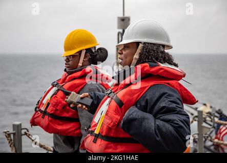 MER BALTIQUE (oct 22, 2022) Diamond Moore, classe Mate 1st de Boatswain, donne des instructions pendant les opérations de bateau à bord du destroyer à missile guidé de classe Arleigh Burke USS Roosevelt (DDG 80), 22 octobre 2022. Roosevelt est sur un déploiement prévu dans la zone des opérations de la Naval Forces Europe des États-Unis, employé par la U.S. Sixth Fleet pour défendre les intérêts américains, alliés et partenaires. Banque D'Images