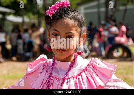 Une jeune fille pose pour une photo après une randonnée dans la chapelle. Des membres de la Force opérationnelle interarmées Bravo ont fait une randonnée dans une petite ville de Comayagua, au Honduras, le 10 octobre 2022. Les membres ont livré des produits alimentaires à plus de 130 familles et ont participé à des activités avec la communauté avant de retourner à la base aérienne de Soto Cano. Banque D'Images