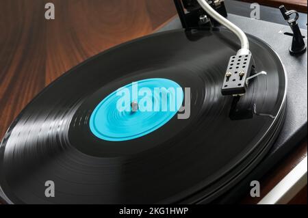 Lecteur d'enregistrement, lecteur d'enregistrement à platine en vinyle, pendant la lecture du disque. Enregistrement de profil de leadership en gros plan Banque D'Images