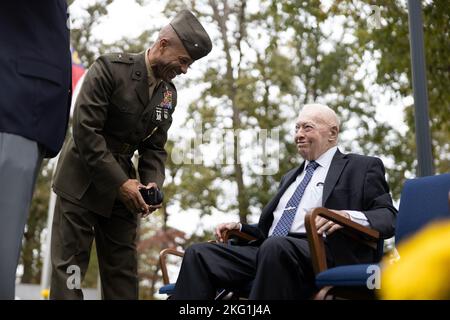 Brig. Du corps des Marines des États-Unis Le général Calvert Worth Jr, à gauche, commandant général de la marine division 2D, se moque du général à la retraite Alfred M. Gray, à droite, commandant du Marine corps 29th, lors de la cérémonie d'observance du Mémorial de Beyrouth 39th aux Jardins du Mémorial de Lejeune à Jacksonville, en Caroline du Nord, le 23 octobre 2022. La célébration du mémorial a lieu chaque année le 23 octobre pour se souvenir des vies perdues en raison des attaques terroristes contre les casernes marines américaines à Beyrouth, au Liban et à la Grenade. Banque D'Images