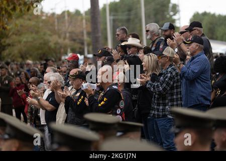 Les participants applaudissent le général à la retraite Alfred M. Gray, commandant du corps des Marines en 29th, à la suite de ses remarques lors de la cérémonie d'observance du Mémorial de Beyrouth en 39th aux Jardins du Mémorial de Lejeune à Jacksonville, en Caroline du Nord, le 23 octobre 2022. La célébration du mémorial a lieu chaque année le 23 octobre pour se souvenir des vies perdues en raison des attaques terroristes contre les casernes marines américaines à Beyrouth, au Liban et à la Grenade. Banque D'Images