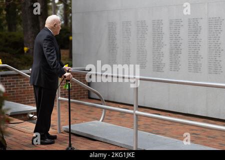 Le général à la retraite Alfred M. Gray, commandant en 29th du corps des Marines, rend hommage à la cérémonie d'observance du Mémorial de Beyrouth 39th aux Jardins du Mémorial de Lejeune à Jacksonville, en Caroline du Nord, le 23 octobre 2022. La célébration du mémorial a lieu chaque année le 23 octobre pour se souvenir des vies perdues en raison des attaques terroristes contre les casernes marines américaines à Beyrouth, au Liban et à la Grenade. Banque D'Images