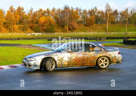 1995 90s années quatre-vingt dix Nissan Silvia 2000cc No. 282 BM Autobodies, Eclipse Motor Sport ; virages à grande vitesse sur routes humides lors de la journée Three Sisters Drift Day à Wigan, Royaume-Uni Banque D'Images