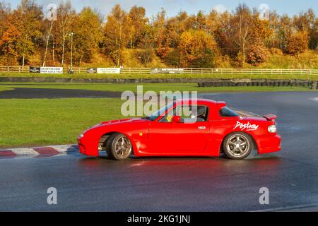 1993 Rouge MAZDA MX-5 1600cc essence manuelle à 5 vitesses 90s, années 90 voiture à propulsion arrière, conduite sur des pistes de dérive et virages à grande vitesse sur des routes humides lors d'une journée de la dérive des trois Sœurs à Wigan, au Royaume-Uni Banque D'Images