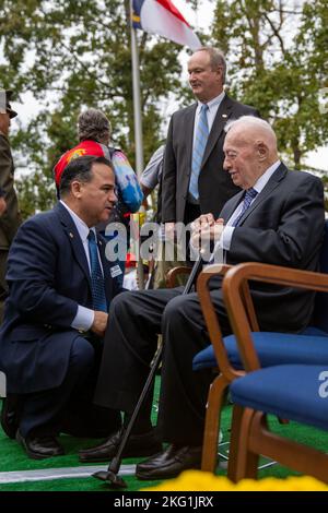 Sgt. Maître retraité du corps des Marines des États-Unis. Fernando Schiefelbein, à gauche, membre du Conseil consultatif du Mémorial de Beyrouth, parle avec le général retraité Al Gray, à droite, commandant 29th du corps des Marines, à la suite de la cérémonie annuelle d'observance du Mémorial de Beyrouth 39th aux Jardins du Mémorial de Lejeune à Jacksonville, en Caroline du Nord, le 23 octobre 2022. La célébration du mémorial a lieu chaque année le 23 octobre pour se souvenir des vies perdues en raison des attaques terroristes contre les casernes marines américaines à Beyrouth, au Liban et à la Grenade. Banque D'Images