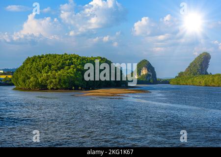 La ville de Krabi, Thaïlande, golfe de la rivière Nam Pak Krabi avec Island et les roches Banque D'Images