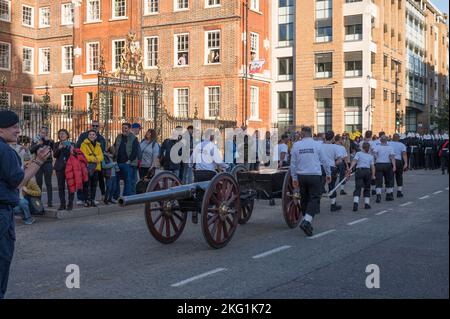 Les membres de la Réserve maritime transportent des armes à feu lors de la procession du Lord Mayors Show de 2022. Queen Victoria Street, City of London, Angleterre, Royaume-Uni Banque D'Images