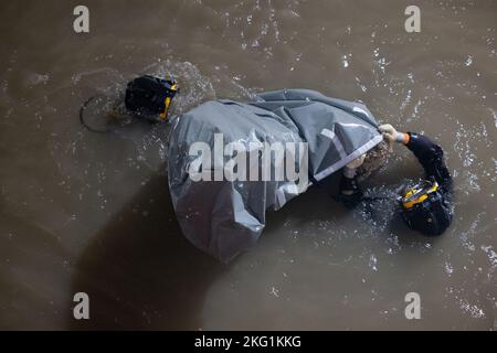 (221121) -- SHANGHAI, le 21 novembre 2022 (Xinhua) -- des membres du personnel ont enveloppé le mât de l'épave du Yangtze no 2 pour la protection du site d'opération de sauvetage de Shanghai, en Chine orientale, le 21 novembre 2022. Un ancien naufrage, l'un des plus grands et des plus préservés naufrages en bois découverts sous l'eau en Chine à ce jour, a été soulevé hors des eaux à Shanghai début lundi. L'épave du Yangtze no 2 remonte au règne de l'empereur Tongzhi (1862-1875) de la dynastie Qing. Cette récupération pourrait offrir un aperçu utile de la technologie de la construction navale pendant la dynastie Qing. Un jalon dans C Banque D'Images