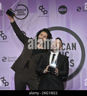 Los Angeles, États-Unis. 20th novembre 2022. DaN Smyers et Shay Mooney de Dan Shay, lauréat du prix Favorite Country Duo ou Groupe, apparaissent en coulisses lors des American Music Awards 50th annuels au Microsoft Theatre de Los Angeles dimanche, 20 novembre 2022. Photo de Jim Ruymen/UPI crédit: UPI/Alay Live News Banque D'Images