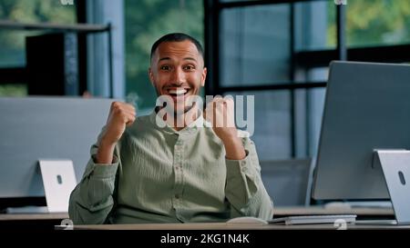 African American worker dactylographiing ordinateur multiracial homme d'affaires gestionnaire dans le bureau gagner en ligne net gagnant succès projet offre Banque D'Images