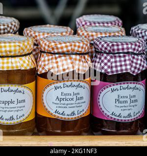 Epsom, Surrey, Londres, Royaume-Uni, 19 novembre 2022, Jars of Fresh maison Jam on display on A Market Sall Close Up with No People Banque D'Images